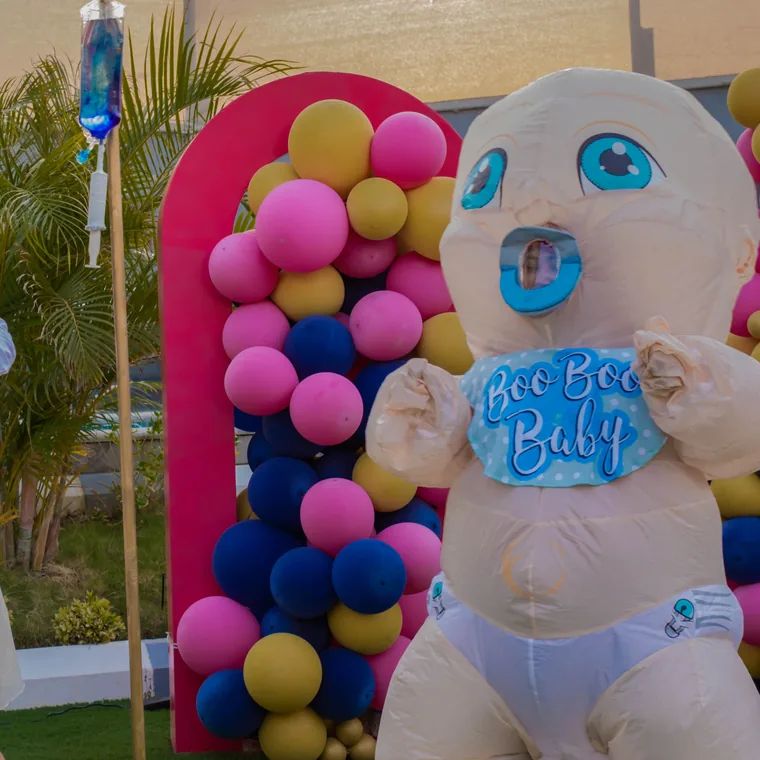 مجسّم في حفلة مولود — Boo Boo Baby مع قوس بالونات